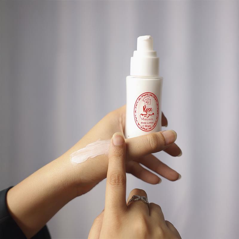 applying maryam body lotion rose on hand for scented glowing skin